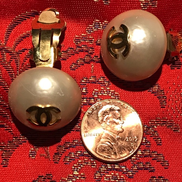 1980s CHANEL PEARL EARRINGS CLIP ON GOLD CC LOGOS - Picture 6 of 7